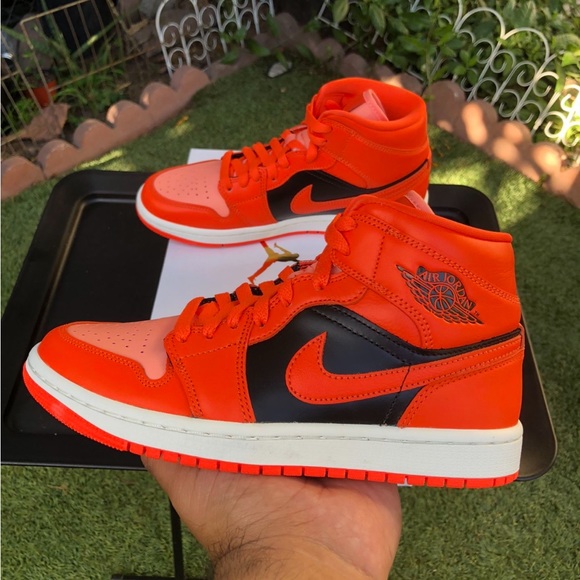 Air Jordan 1 Mid “Orange Black” Size 7 Women’s - Picture 5 of 9
